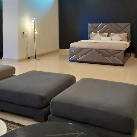 Stayvista At Wandering Vines Indoor Pool 4Bhk Luxury Villa In Delhi Sohna מראה חיצוני תמונה