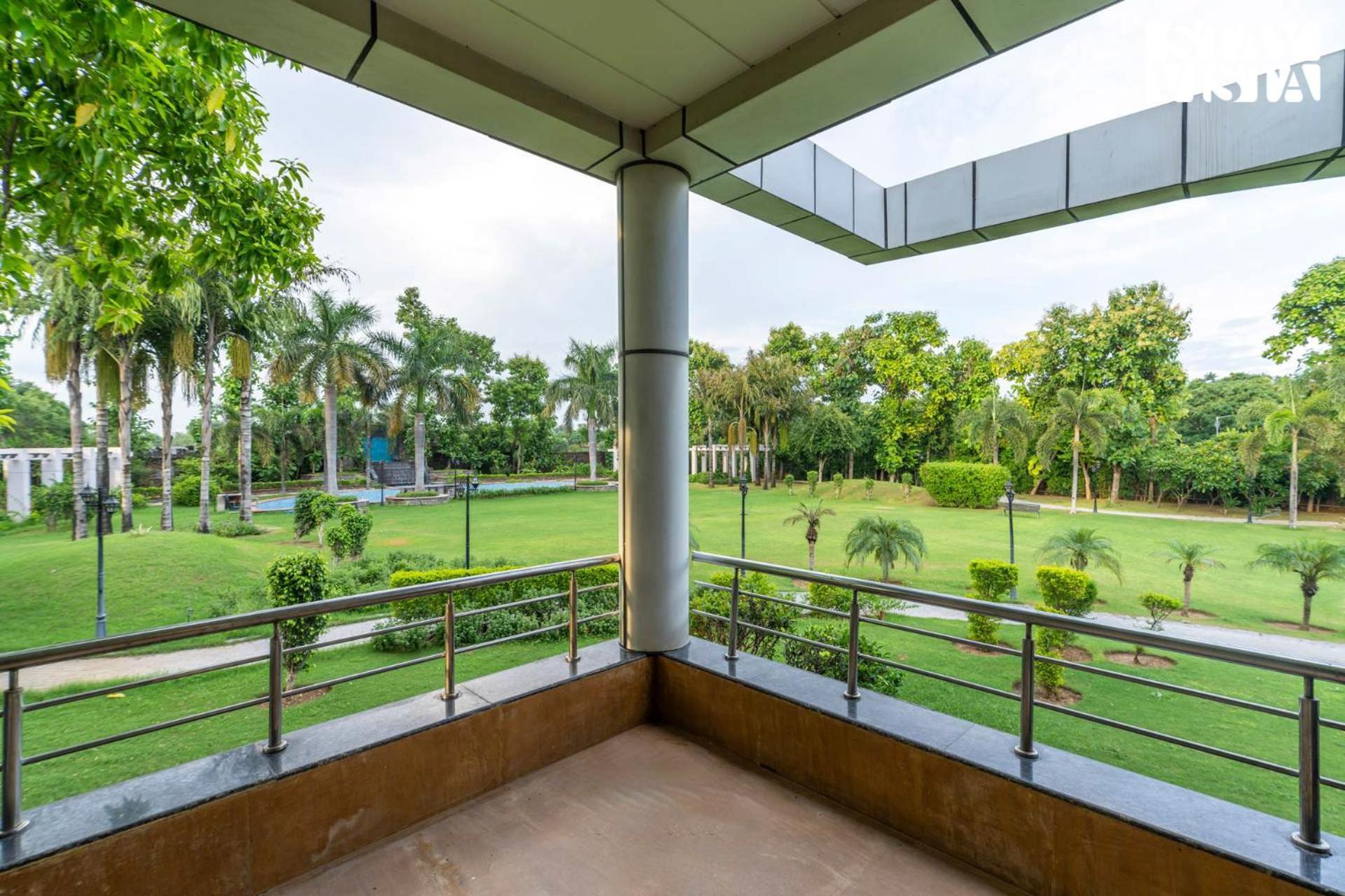 Stayvista At Wandering Vines Indoor Pool 4Bhk Luxury Villa In Delhi Sohna מראה חיצוני תמונה